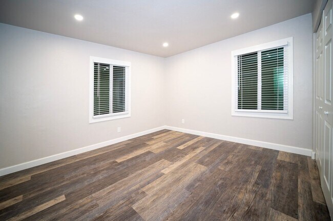Building Photo - Adorable Duplex Unit with Attached Garage