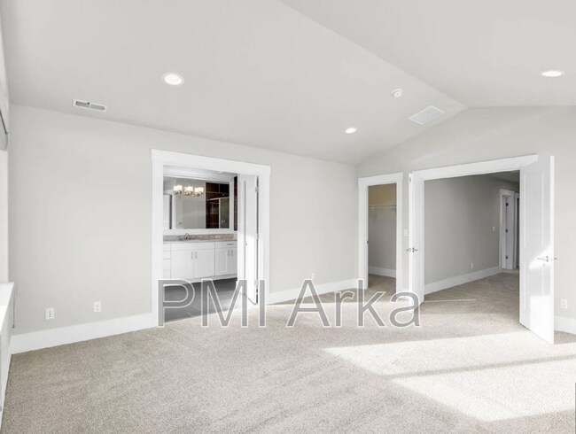 Building Photo - 6603 SE 7th Pl