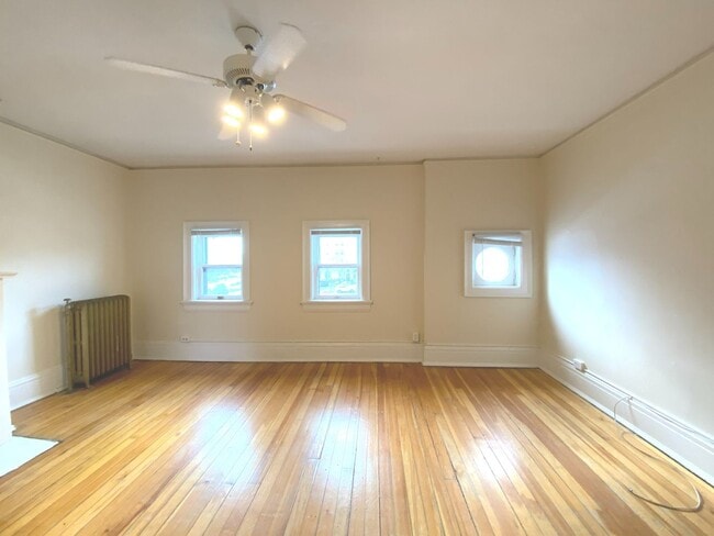 Interior Photo - 918-24 Knapp