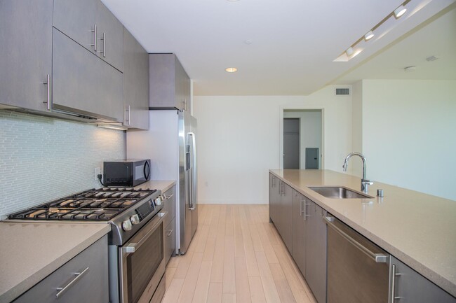 Building Photo - Luxurious 2BD/2BTH w/ Parking and Amazing ...