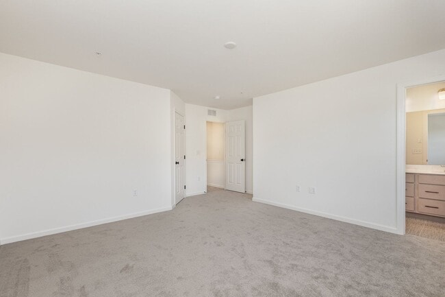 Building Photo - Move in by 12/1/24 for HALF OFF FIRST MONT...