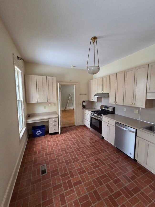 Building Photo - 4 Bed 2 Bath