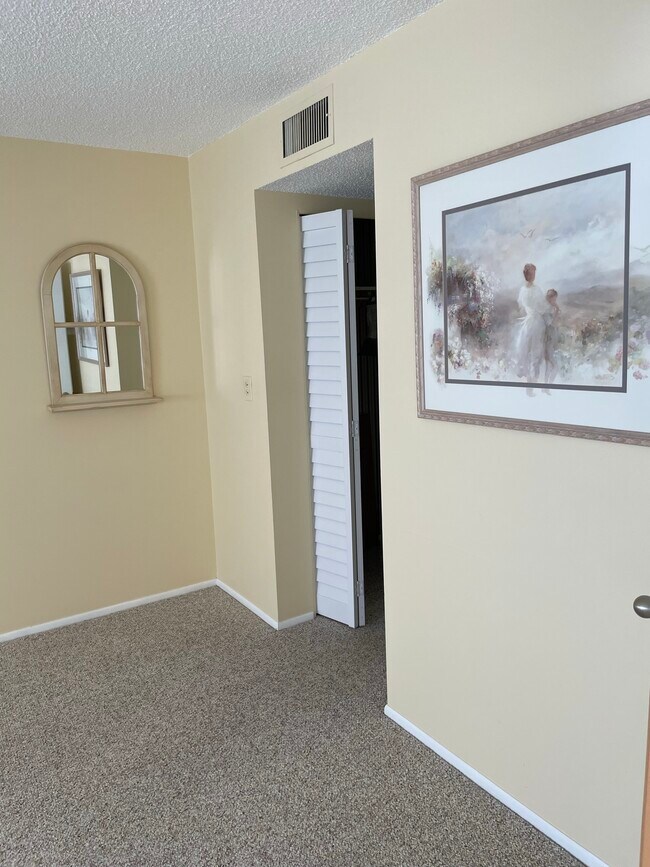 Building Photo - 4750 Cove Cir