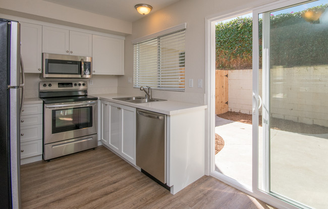 Building Photo - Leucadia Surf Townhouses