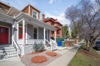 Building Photo - 4 Bed 2 Bath Salt Lake Home For Rent!