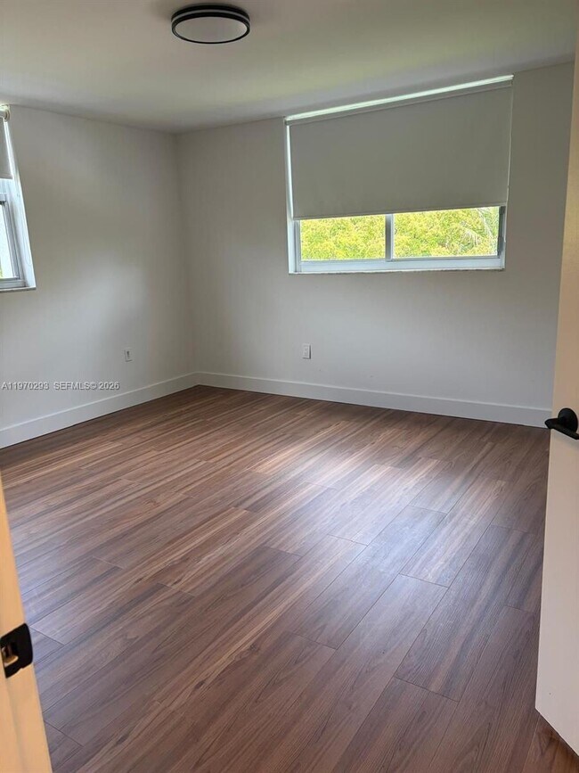 Building Photo - 210 Seaview Dr