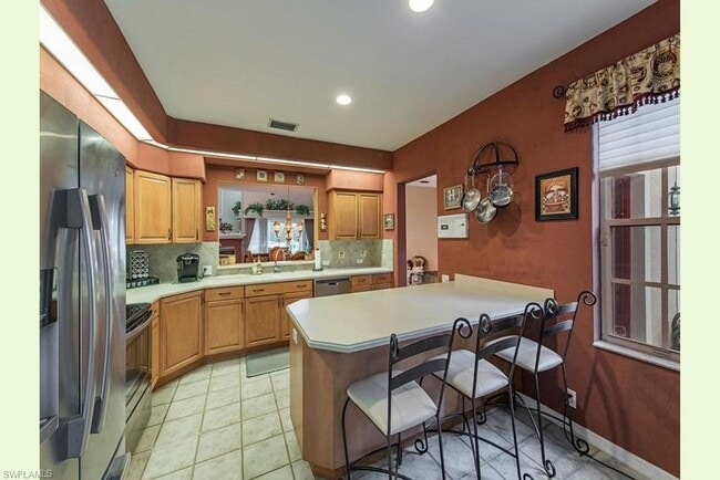 Building Photo - Pool Home Conveniently Located in The Stra...