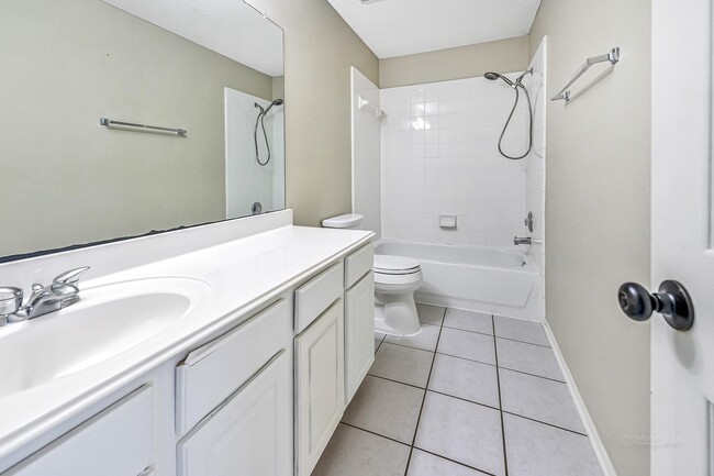 Building Photo - 2115 Hollyfield Ln