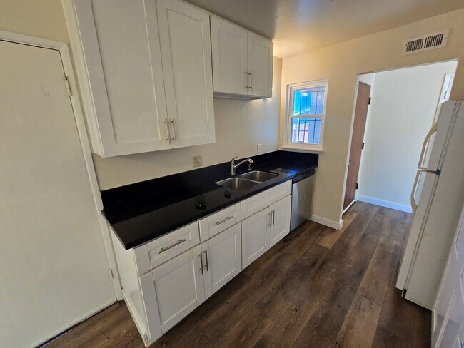 Building Photo - Charming 3-Bedroom, 2-Bath Home in Desirab...