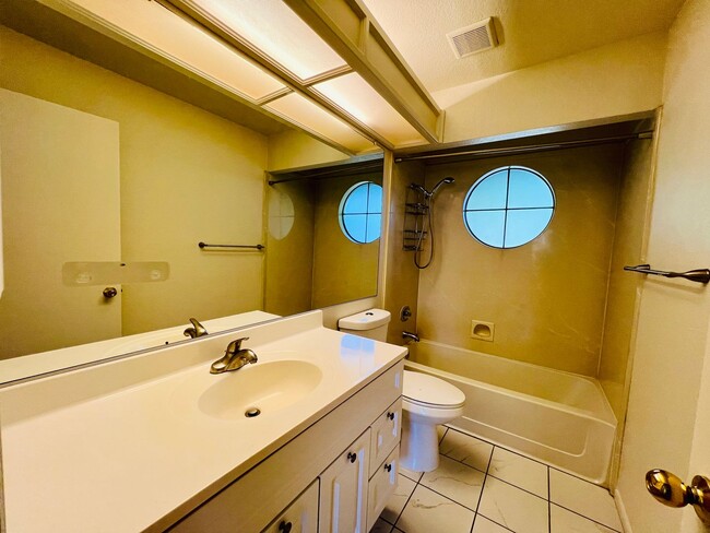 Building Photo - Charming 3 bed/2 bath with detached unit 1...