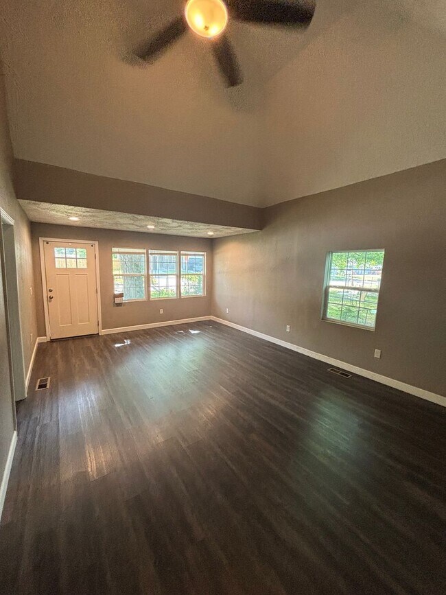 Building Photo - 2027 N Weller Ave