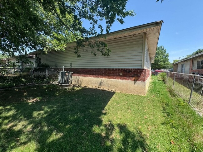 Building Photo - 11727 Capotillo St