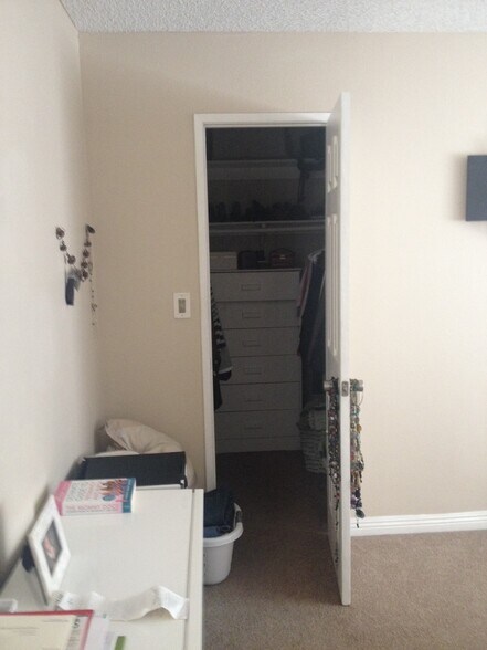 Building Photo - 933 Loma Ave