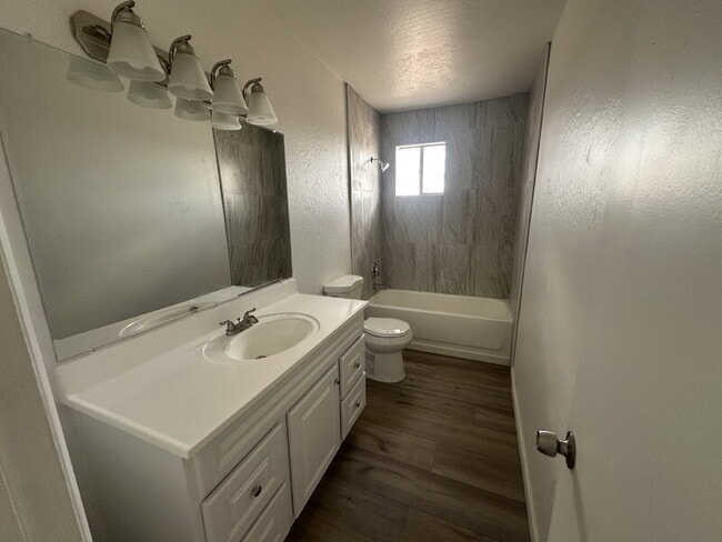 Building Photo - 5431 N Lakeshore Dr