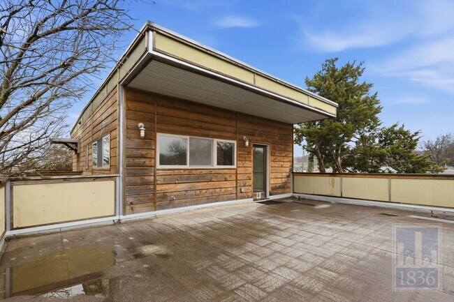 Building Photo - 1520 Parker Ln