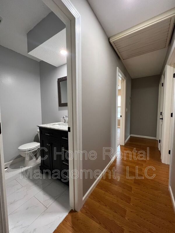 Building Photo - 8704 N Shannon Ave