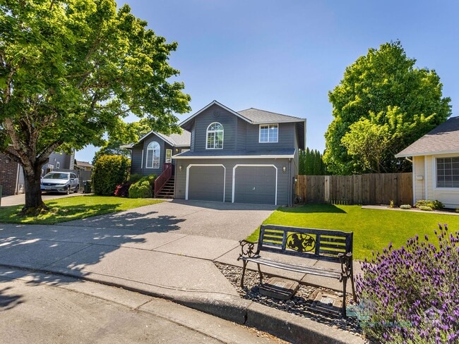 Building Photo - Stunning 3 bedroom 2.5 bathroom Home