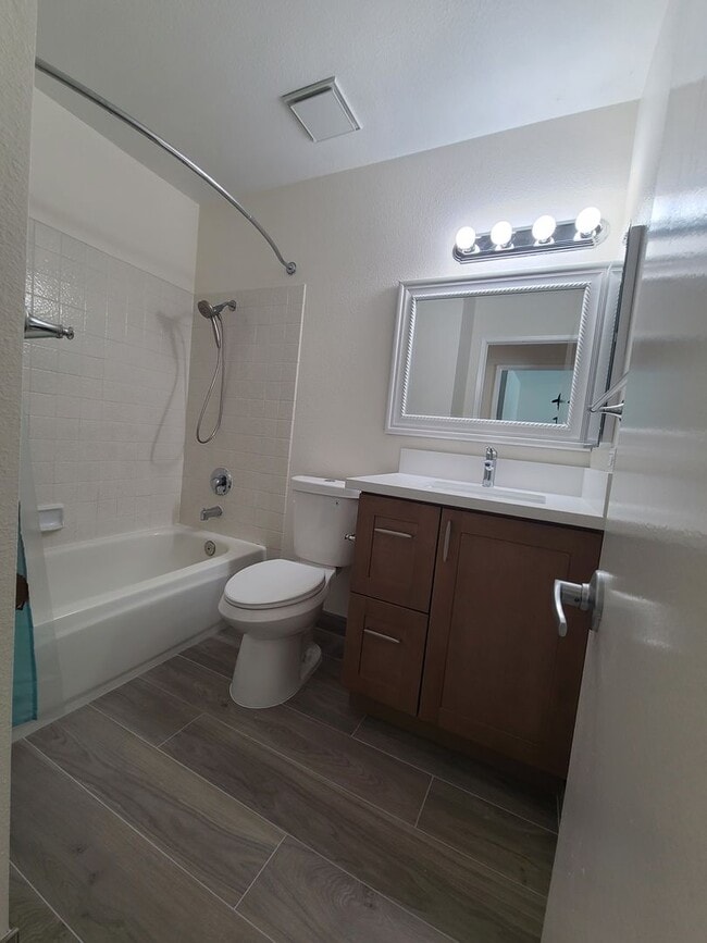 Building Photo - Spacious Two story 3 bed 2.5 baths + 2 car garage in great school district.