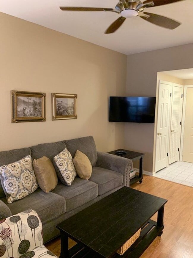 Building Photo - One bedroom condo/ Scottsdale