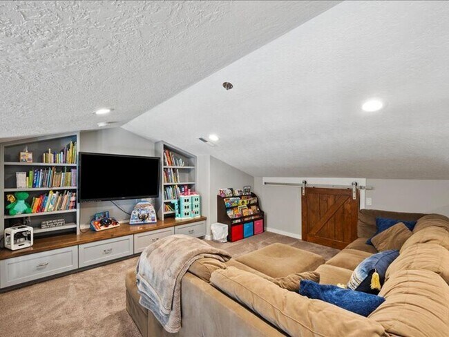 Building Photo - 617 Esperanza Ct