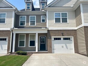 Building Photo - Stunning VB Townhome Style Condo