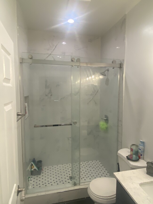 Full size tiled shower - 13732 Mindora Ave