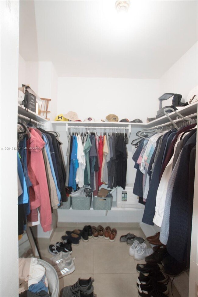 Building Photo - 801 Brickell Bay Dr