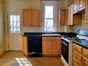 Building Photo - Spacious Three Bedroom in Oakland! Decorative Fireplaces & Lots Of Natural Light! Call Today!