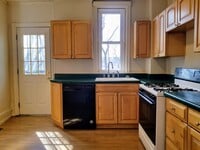 Building Photo - Spacious Three Bedroom in Oakland! Decorative Fireplaces & Lots Of Natural Light! Call Today!