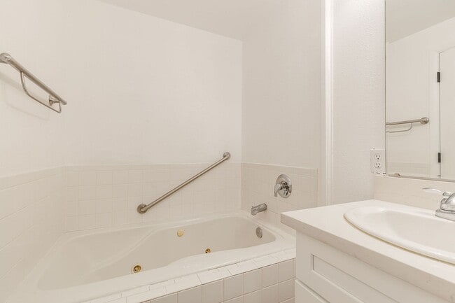 Building Photo - Heart of Eagle 4 Bed 2 Bath Home