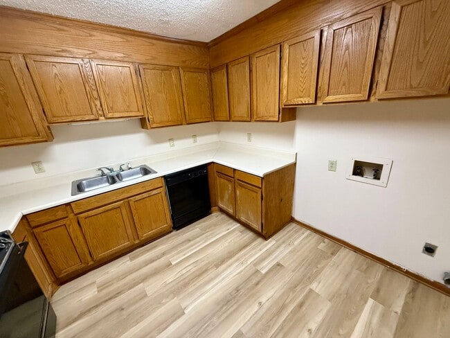 Building Photo - Conveniently Located Townhouse!