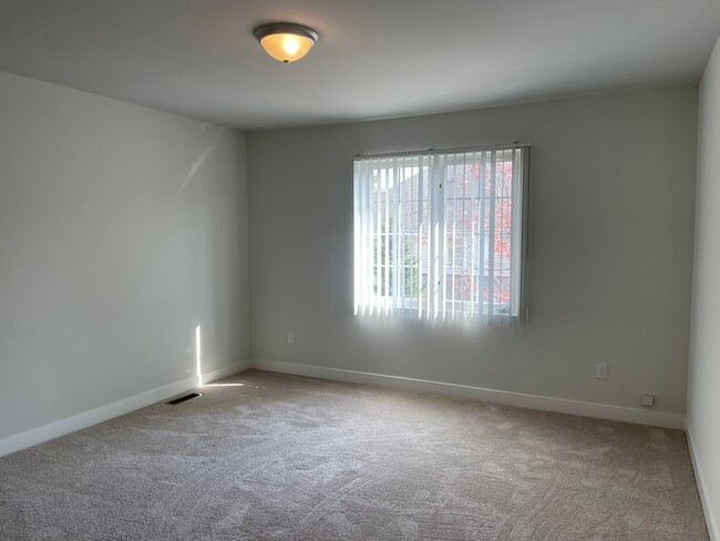 Building Photo - 3 Bedroom, 2 1/2 Bath, Townhouse w/ 2-Car ...