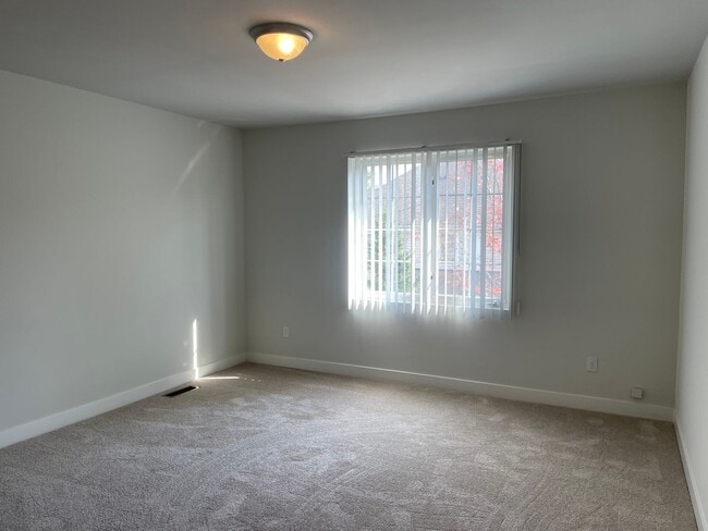 Building Photo - 3 Bedroom, 2 1/2 Bath, Townhouse w/ 2-Car Garage by Stoney Creek, Shelby Township