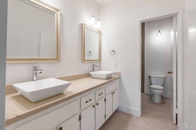 Building Photo - Spacious 2BR/2.5BA Townhome in Prime Milpi...
