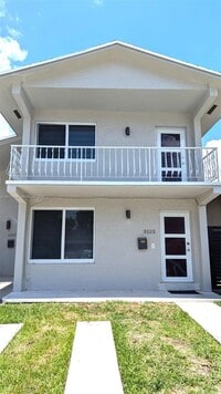 Building Photo - 3525 SW 25th Ter