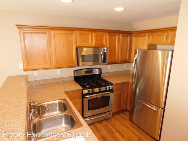 Building Photo - 8240 Wildwood Glen Dr