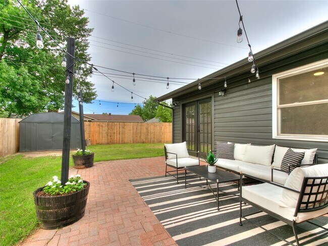 Building Photo - 700 Greenwood Dr