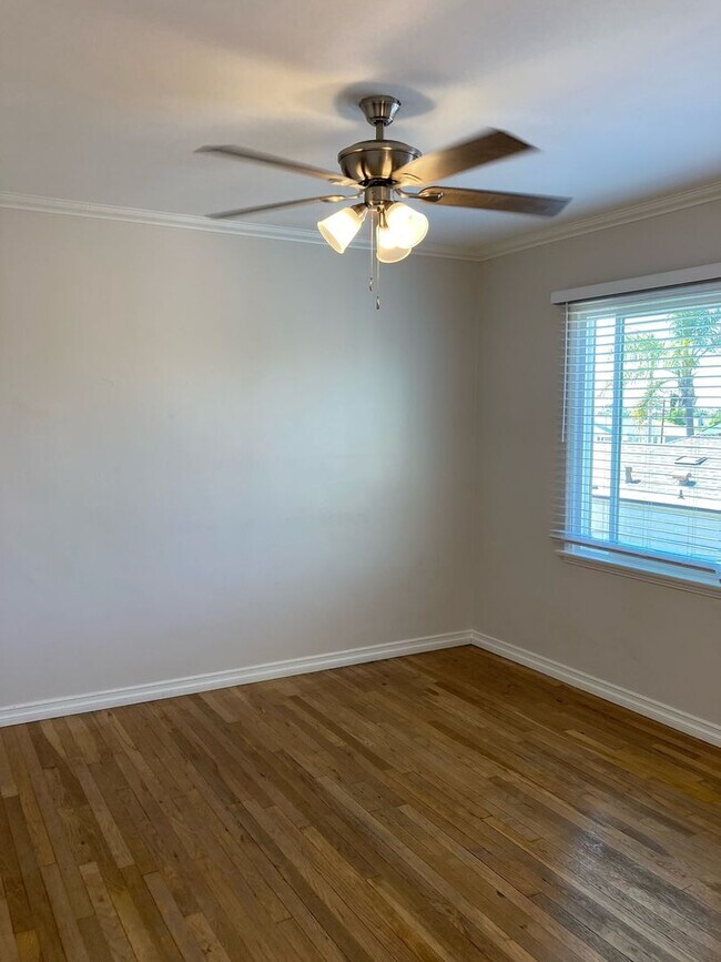 Building Photo - Spacious 1 Bedroom Apartment for rent in L...