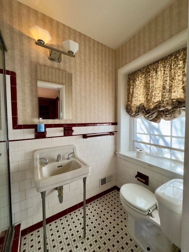 Building Photo - Charming 4 Bedroom/3.5 Bathroom Detached Home in Homeland, MD!