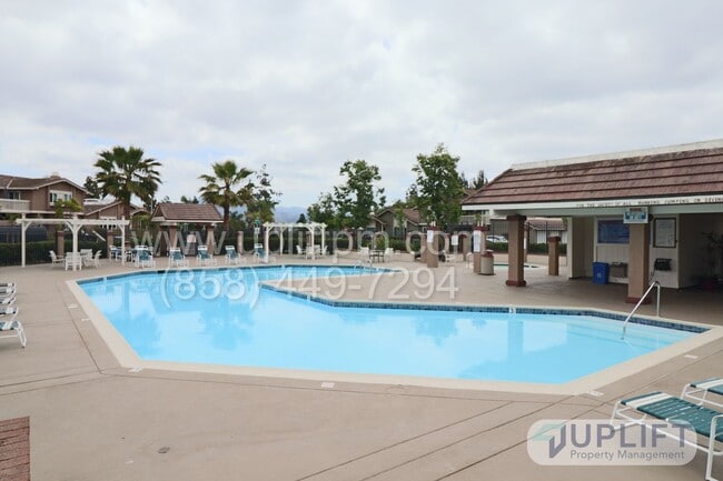 Building Photo - 3 bed, 2.5 bath Home in Charming Neighborh...