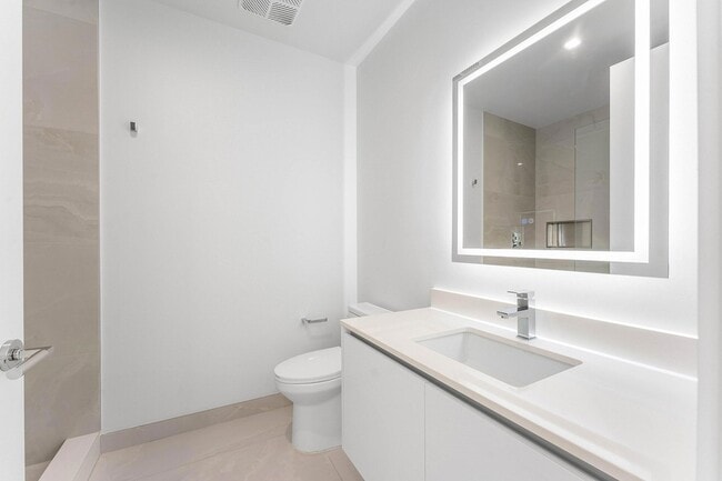 Building Photo - 220 Lake Shore Dr