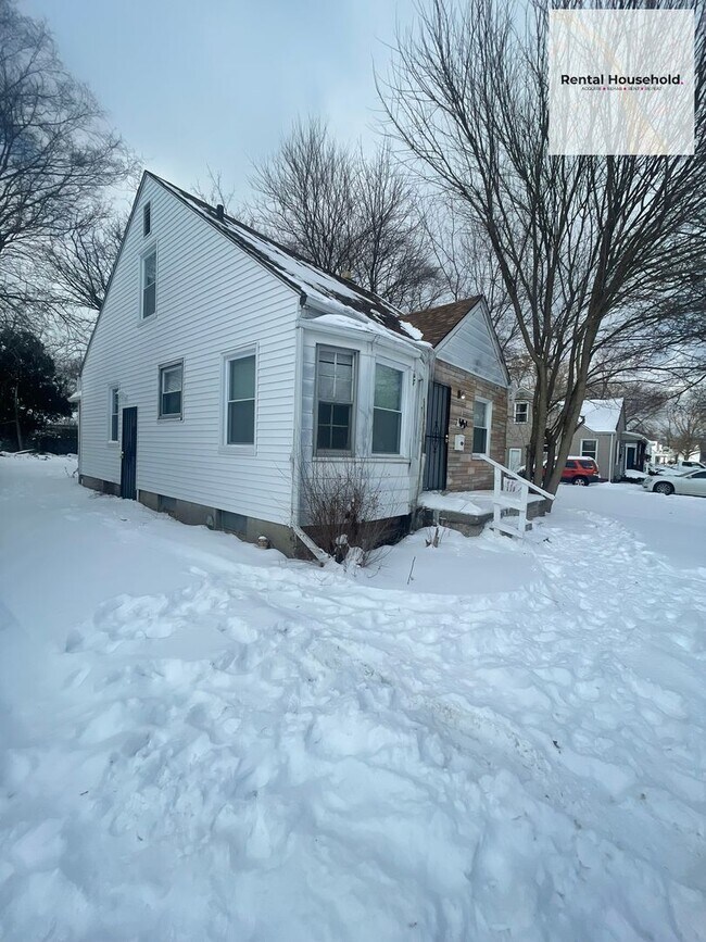 Building Photo - 3 Bedroom 1 Bath Bungalow Just $1300