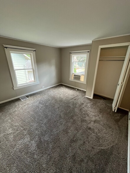 Building Photo - 101 Burr Oak St NE