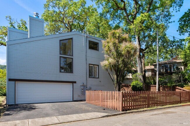 Building Photo - Lovely 2bd/1.5ba Townhome in Heart of San Anselmo