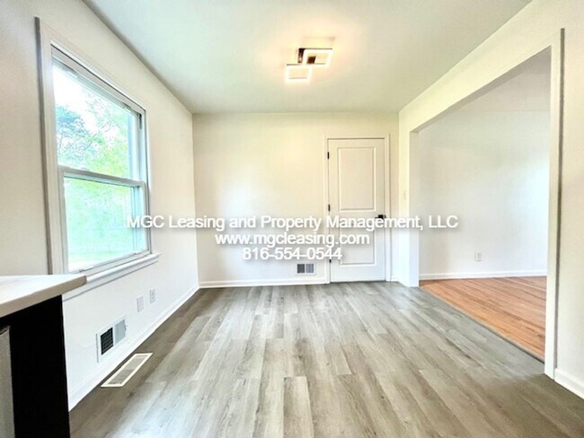 Building Photo - Unique Ranch Style Home Minutes From Downtown Lee's Summit