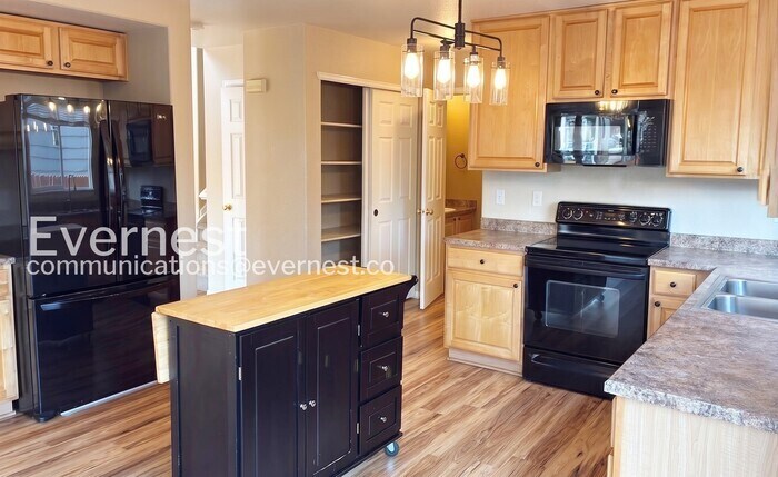 Building Photo - 1121 Fenwick Dr