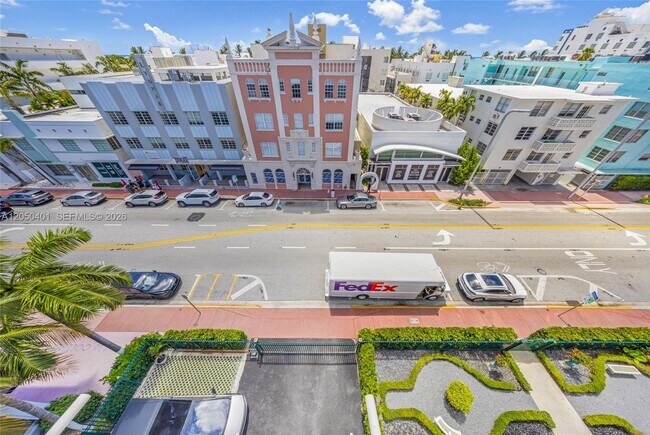 Building Photo - 720 Collins Ave