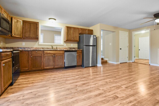 Building Photo - Pet Friendly Three Bedroom!
