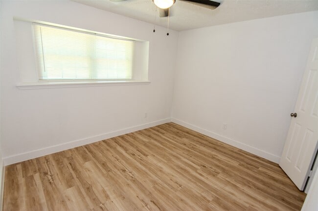 Building Photo - 12811 Sandy Hook Dr