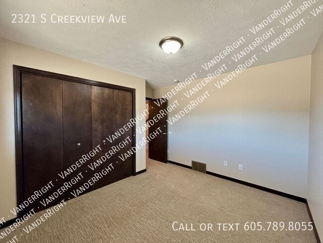 Building Photo - 2321 S CreekView Ave